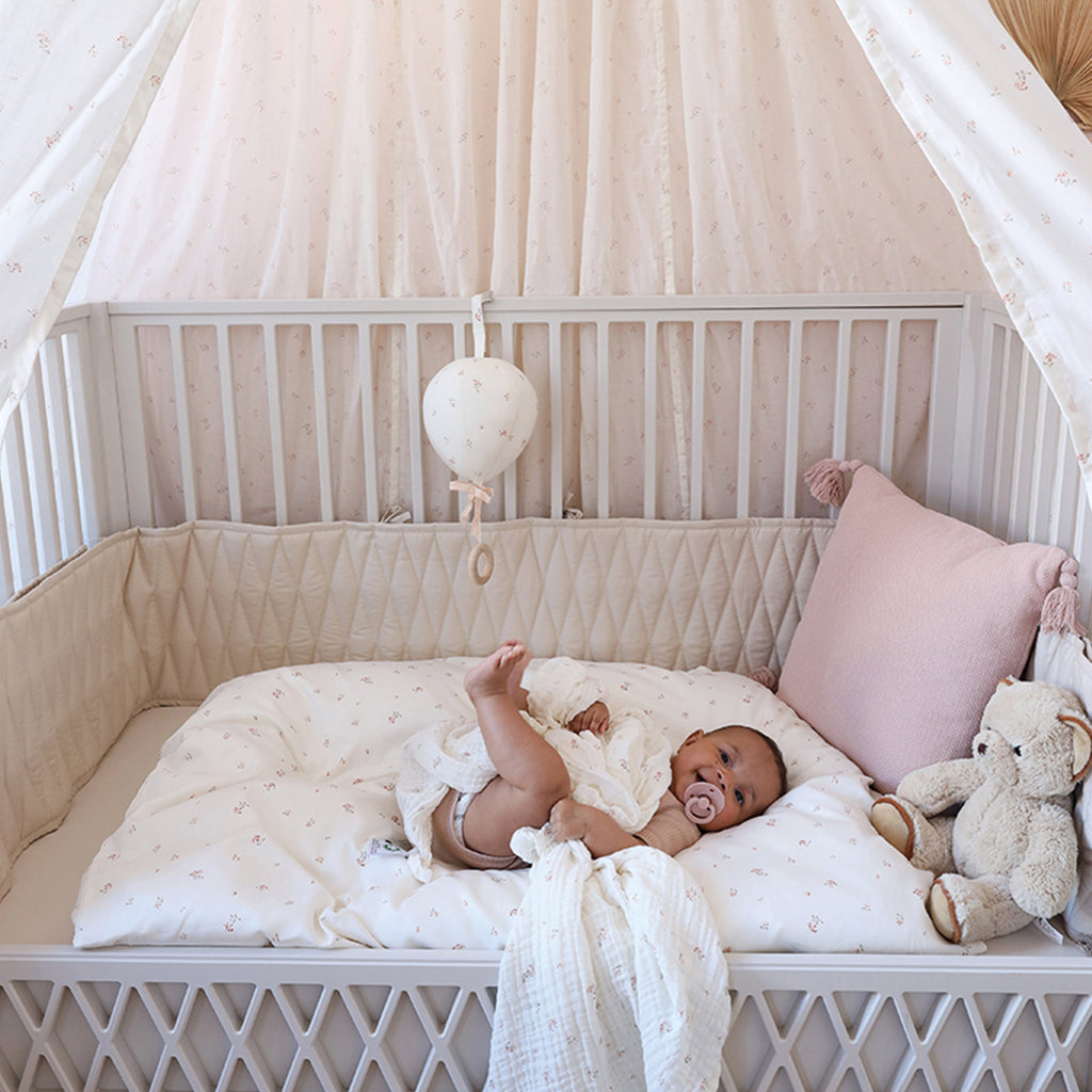 Tour de lit de bébé avec broderie Harlequin - OCS Amande